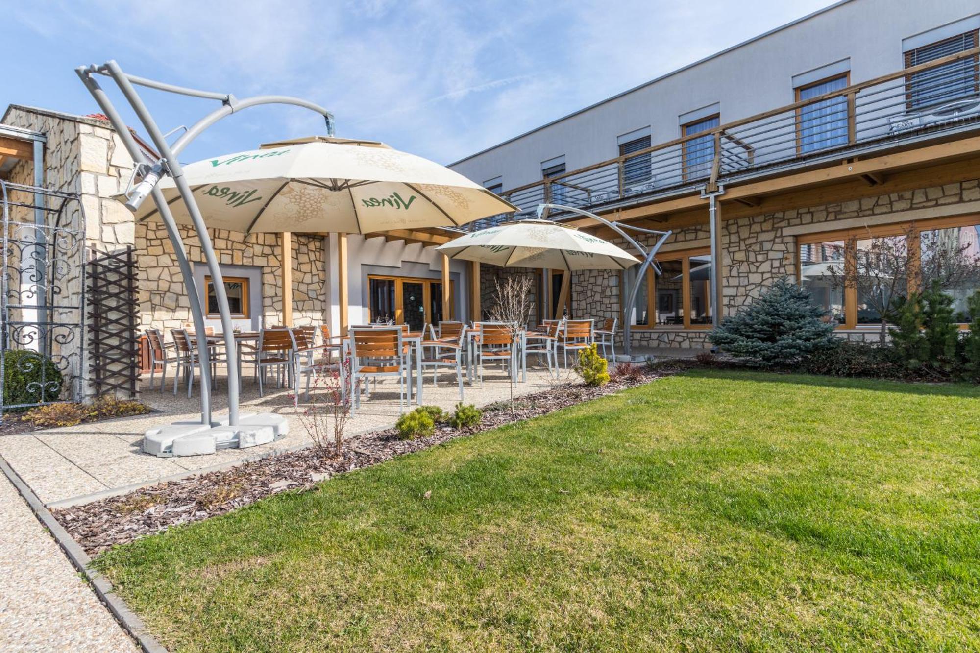 Hotel Kravi Hora Bořetice Extérieur photo
